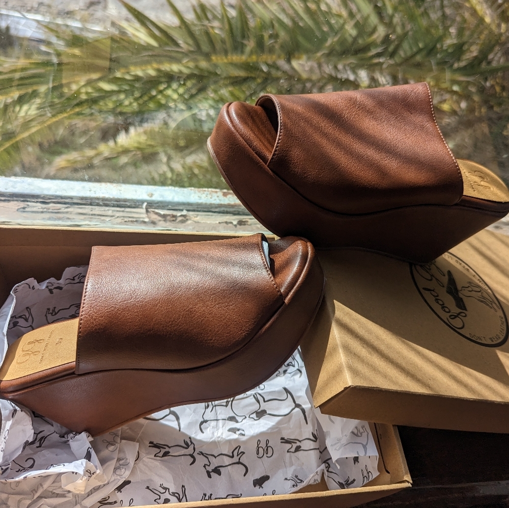 Vegan platform sandal BRAND NEW